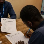 Trouver un travail sans diplome : candidat remplit un formulaire en agence